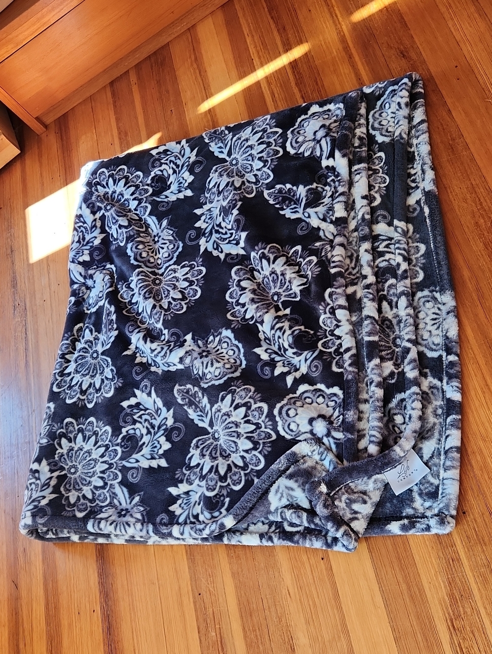 Heavyweight Fleece Gray Floral Plush Throw Blanket (Appx. 5'x6')